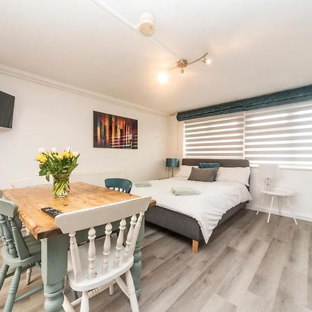 10 Boutique Studio Apartment Near Tube - Quiet Location Little Missenden Bagian luar foto