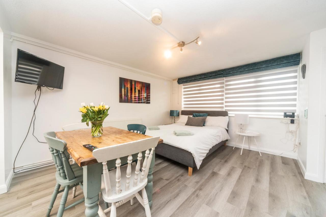 10 Boutique Studio Apartment Near Tube - Quiet Location Little Missenden Bagian luar foto